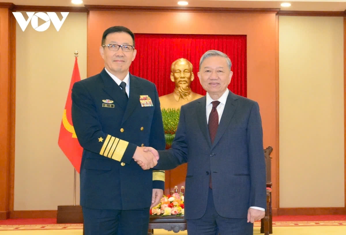 Party chief To Lam receives Chinese Defense Minister Dong Jun